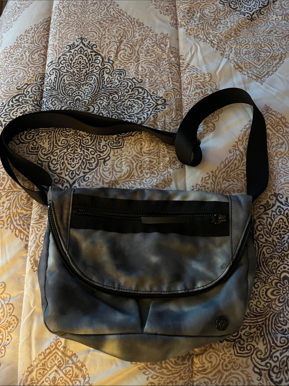 lululemon athletica gray and black crossbody shoulder bag